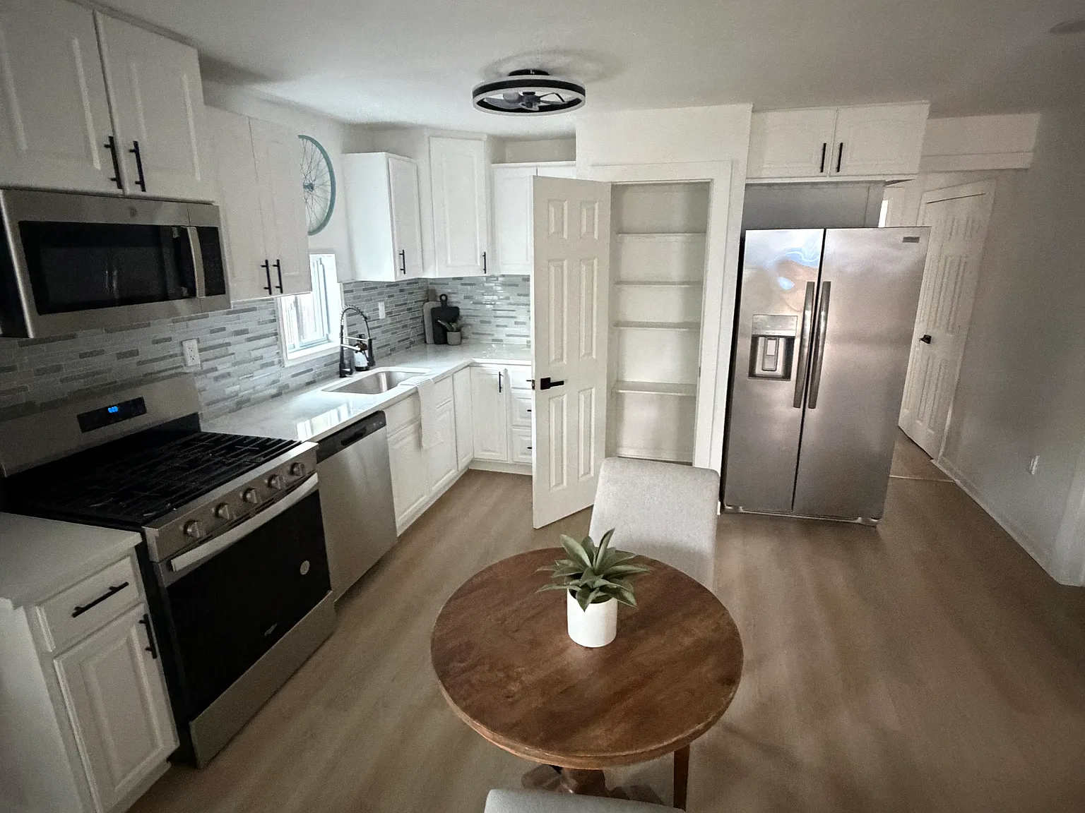 3 bed, 1056 sqft, $2,600 — Photo 4