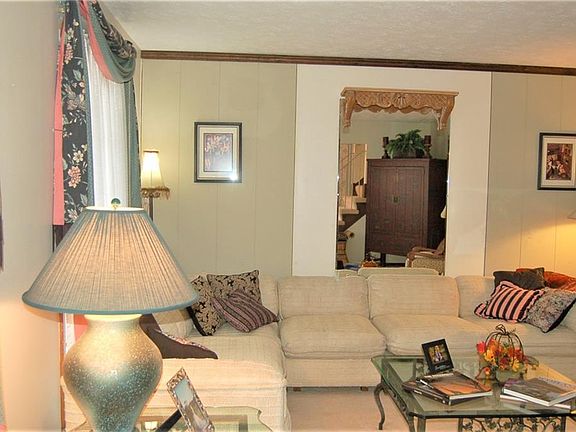 3rd image of 16999 Hunting Meadows Dr