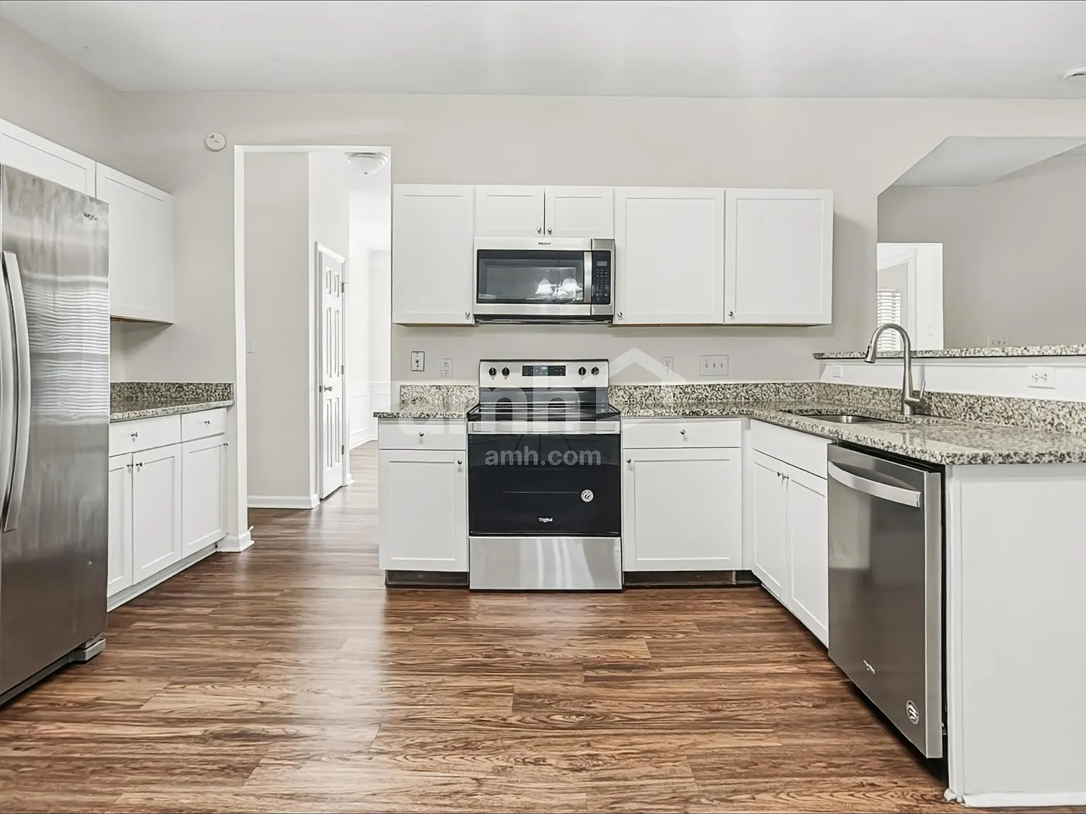5 bed, 2.5 bath, 2276 sqft, $2,515 — Photo 3