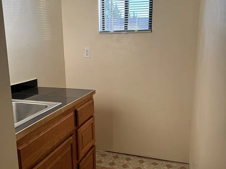 2210 W Alameda St — Photo 15