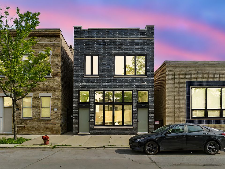 Block from train, coffee and restaurants