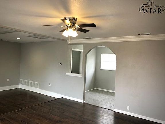 3rd image of 2806 Roanoke Dr