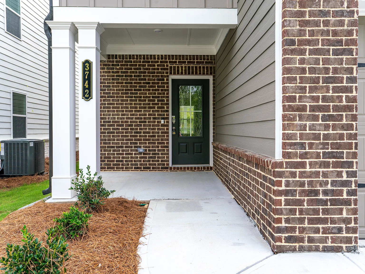 4 bed, 2527 sqft, $2,850 — Photo 2