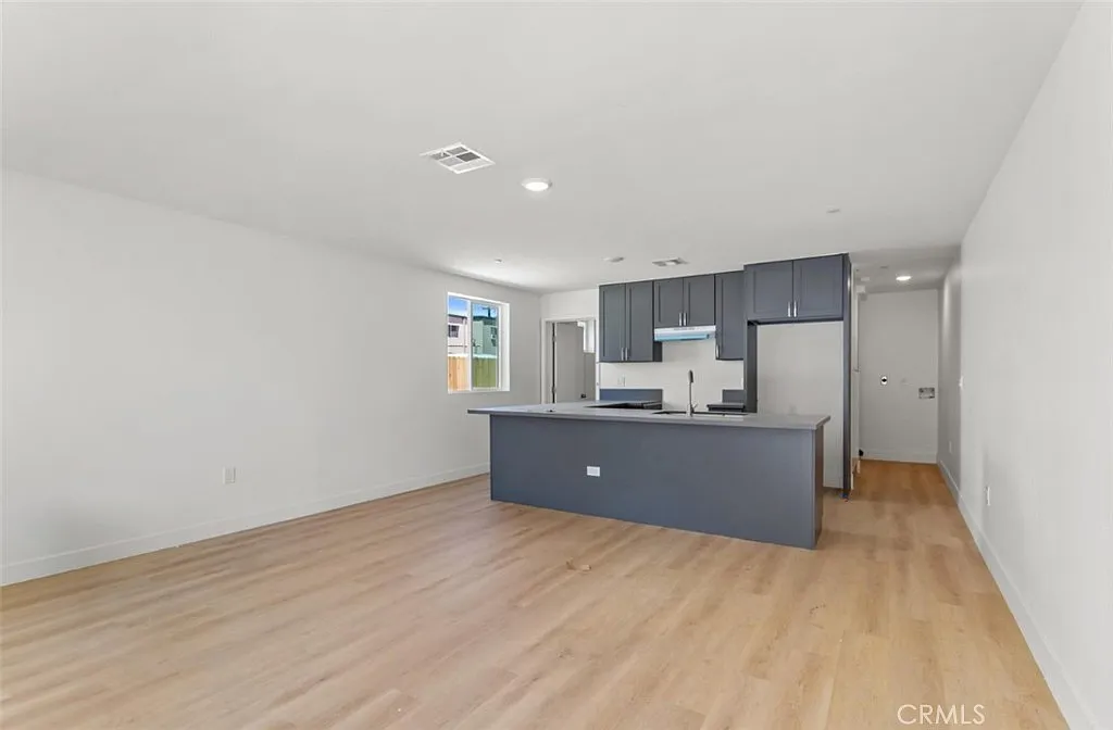 Building Photo - 705 W 80th