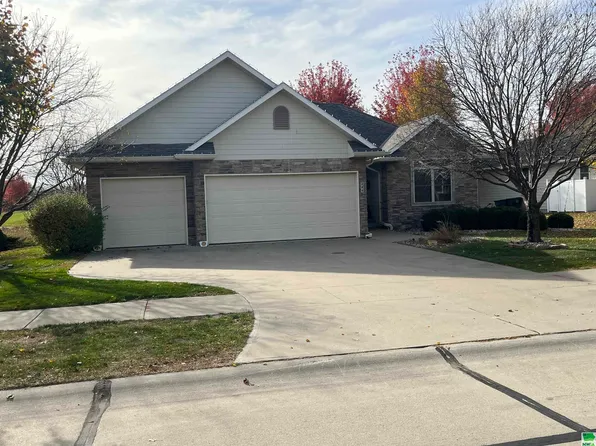 244 E Pinehurst Trl, Dakota Dunes, SD 57049
