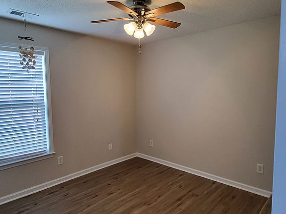 5th image of 117 Southborough Ln