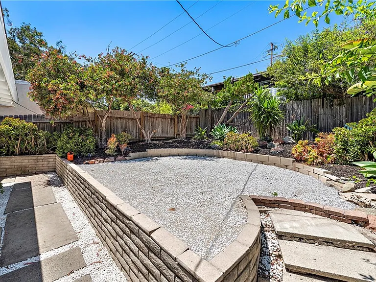 1435 Bluebird Canyon Dr — Photo 20