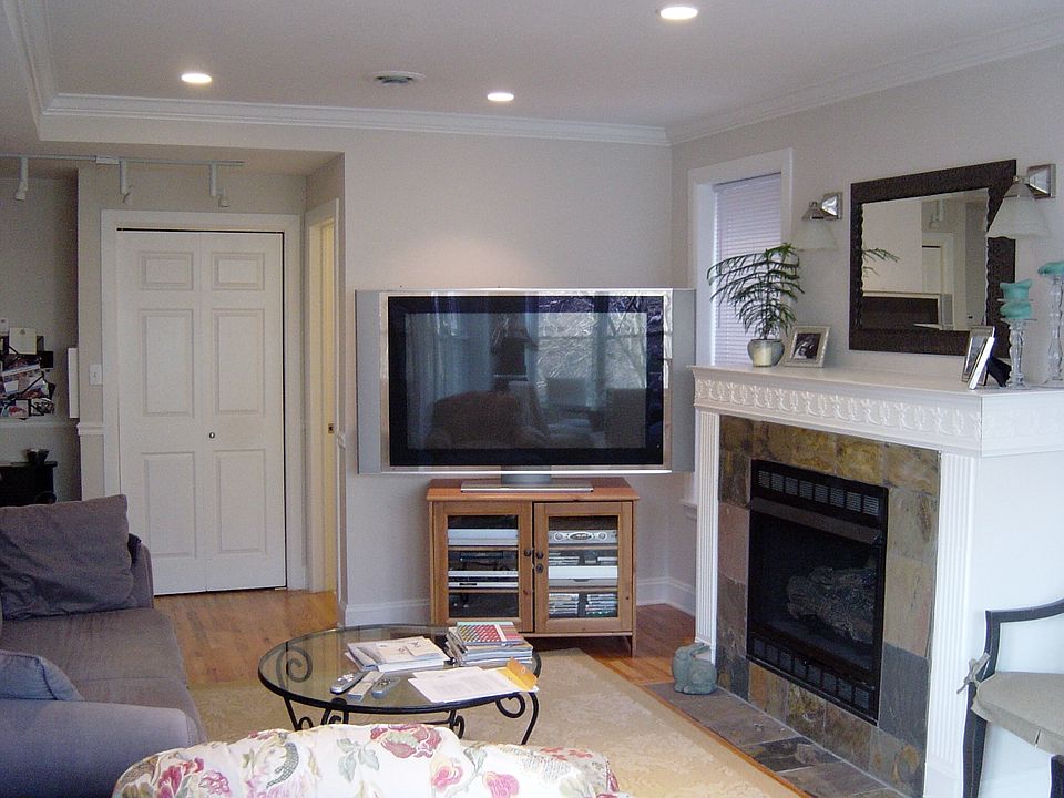 2nd image of 950 W Belle Plaine Ave APT 2E