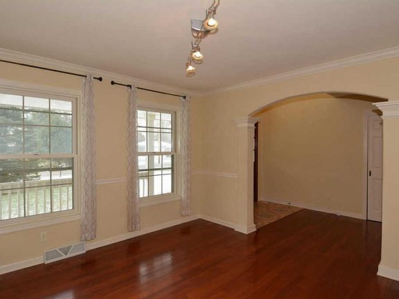 4th image of 300 Vernon Ave
