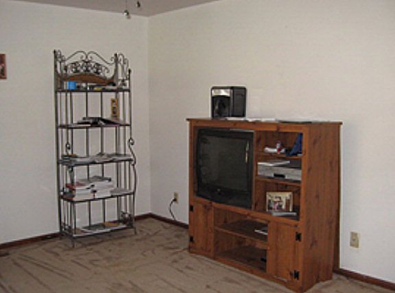4th image of 1682 Evergreen Ave W
