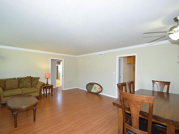 4th image of 516 E Roberts Ave