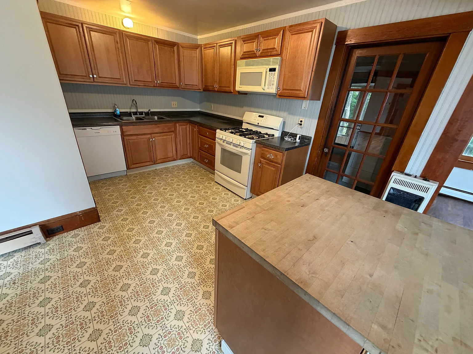 3 bed, 1.5 bath, 1800 sqft, $2,095 — Photo 2