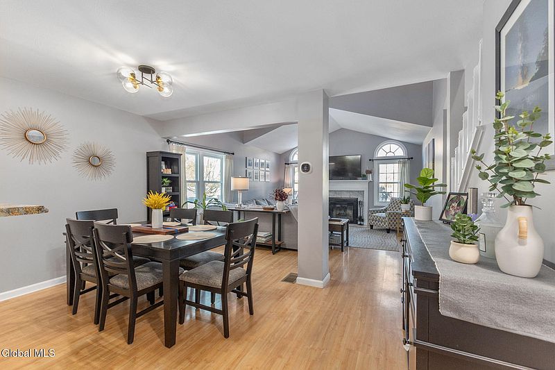 5th image of 14 Mapleridge Avenue