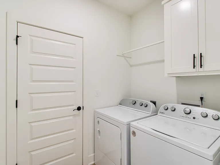 1122 W 10th Ave — Photo 2