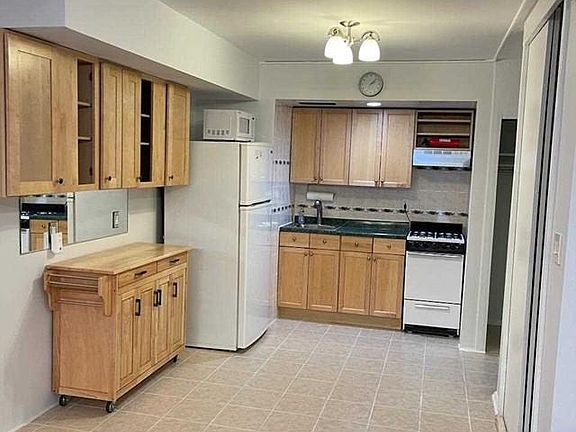 3rd image of 421 Park Pl APT 3D