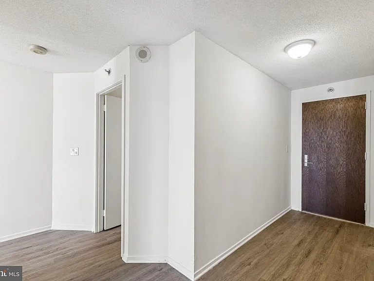 2020 Walnut St #21B — Photo 2