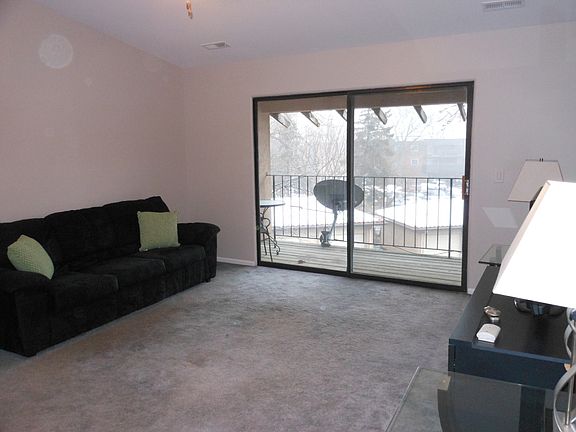 3rd image of 21W581 North Ave APT 60