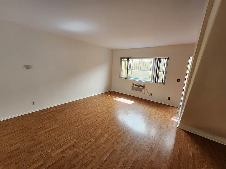 1141 Irving Ave #3 — Photo 10