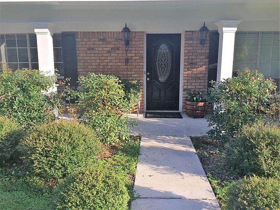 3rd image of 3302 Queen Elizabeth Dr