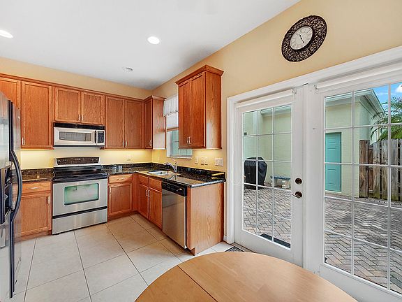 4th image of 161 E Thatch Palm Cir