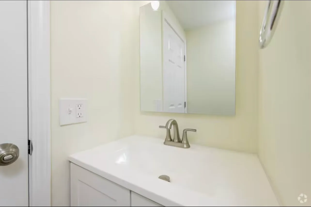 3 bed, 1.5 bath, 1300 sqft, $1,700 — Photo 2
