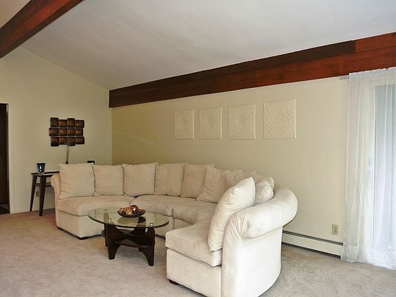 4th image of 820 Blueberry Hill Dr
