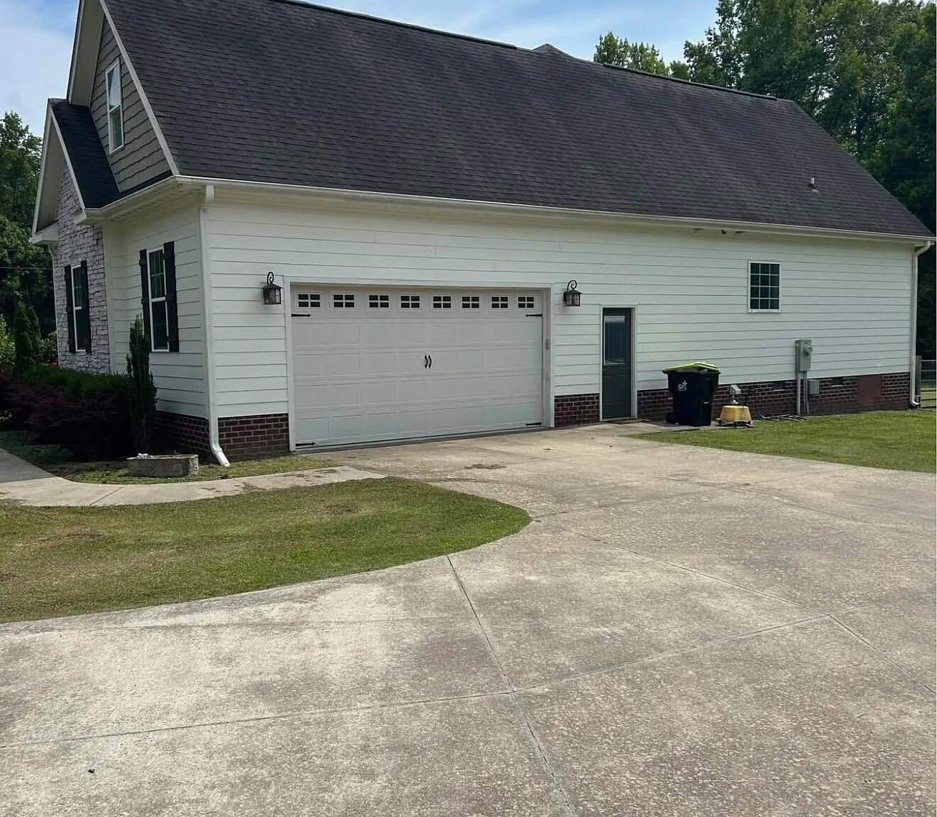 3 bed, 3.0 bath, 2506 sqft, $2,100 — Photo 2
