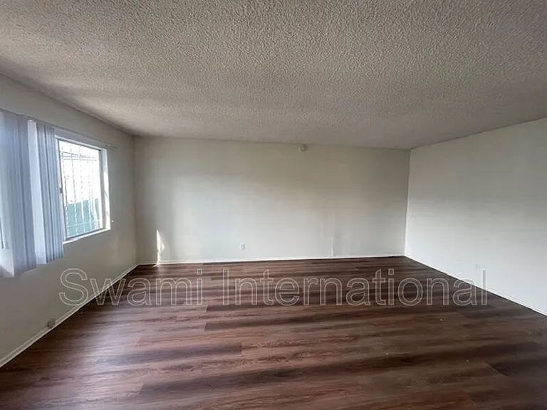 1303 W 107th St — Photo 7