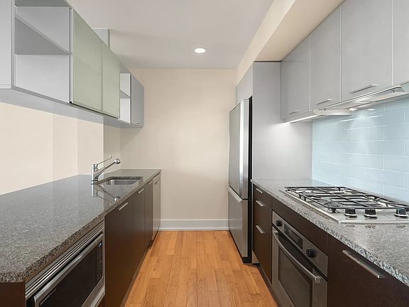 4th image of 350 W 42nd St APT 46F