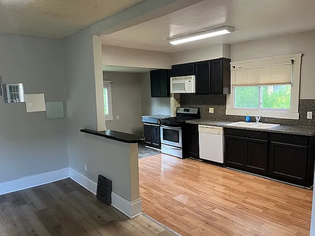 5 bed, $1,400 — Photo 2