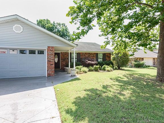 3rd image of 1024 N Miller Dr