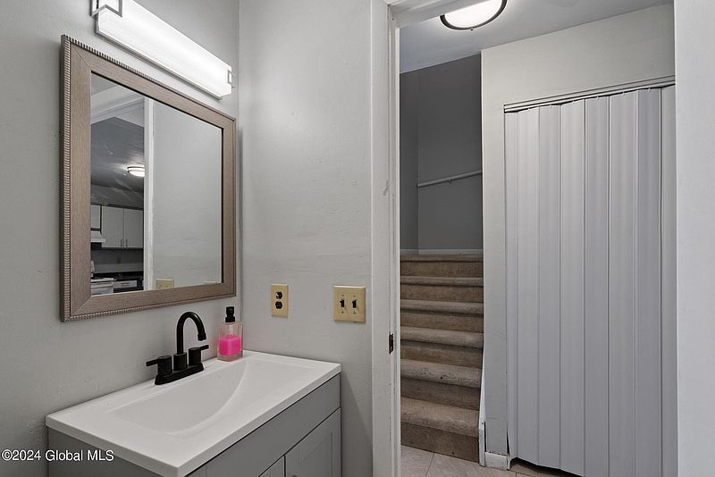 5th image of 25 Warsaw Avenue APT 15