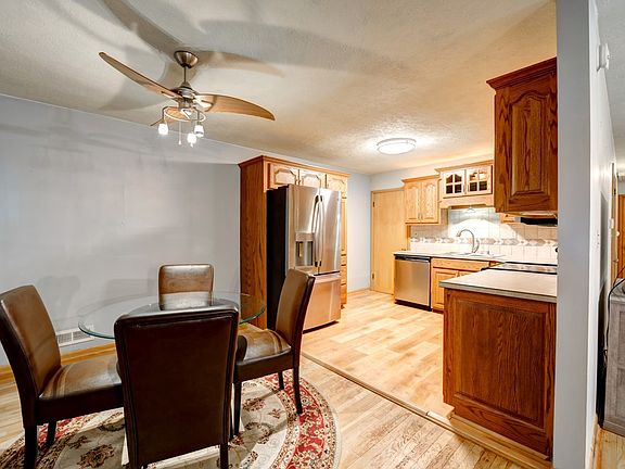 3rd image of 1023 Scott Ave