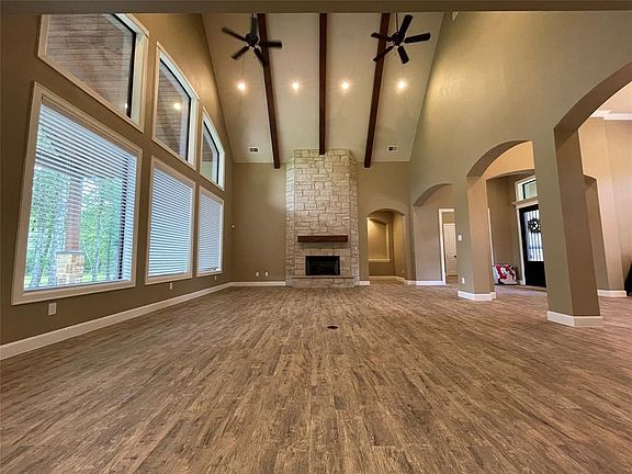 5th image of 403 W Spreading Oaks Ave