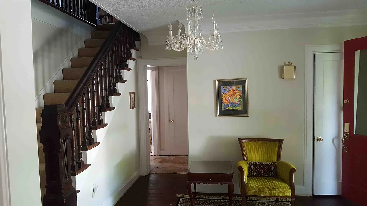 Front hallway - 147 Algonquin Rd
