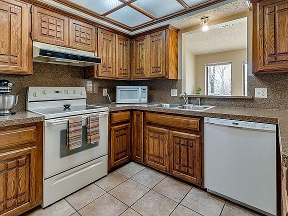 5th image of 11901 Cedar Valley Dr