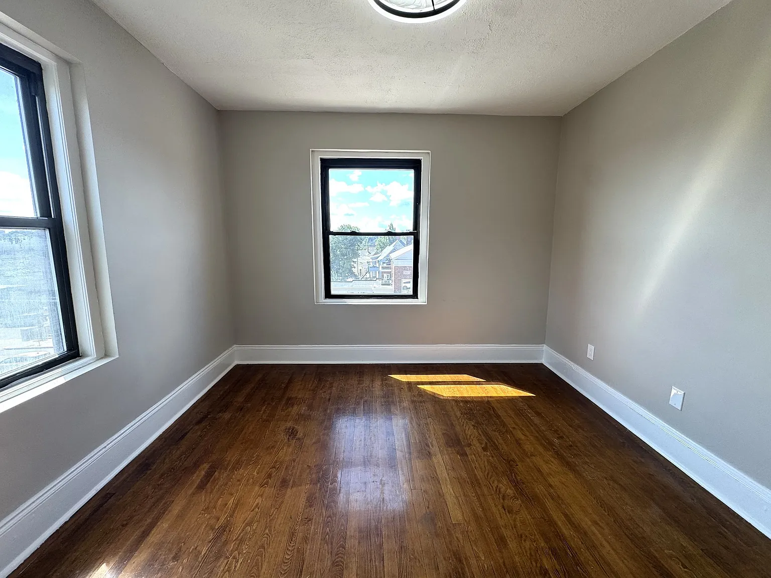 1 bed, 1.0 bath, 700 sqft, $2,100 — Photo 4