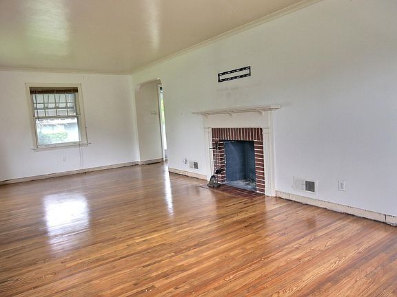 4th image of 702 W Pettit Ave
