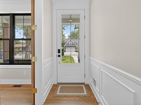 5th image of 9295 Elmhurst Ave