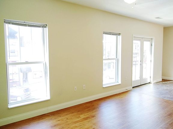 4th image of 201 N Washington St #2