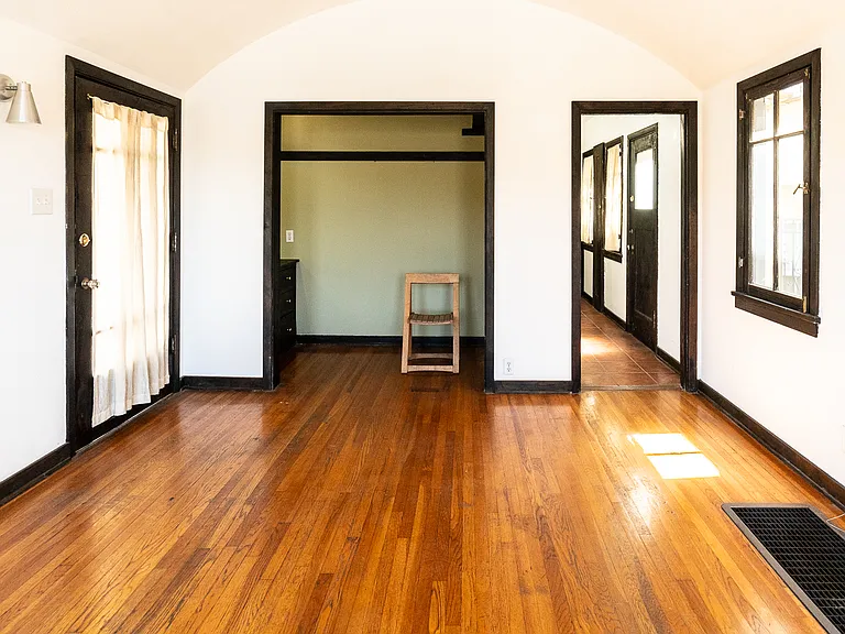 836 Silverlake Blvd — Photo 4