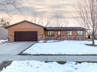 5822 Cimmarron Ln, Waterloo, IA 50701