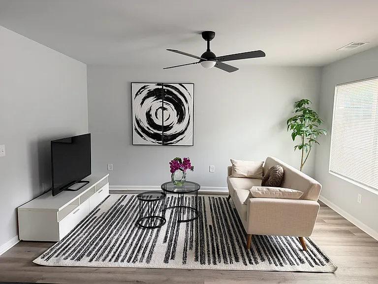 Somerset Apartments — Photo 7