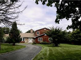 4 Charlemagne Rd, Halesite, NY 11743