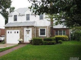 110 Doncaster Rd, Malverne, NY 11565