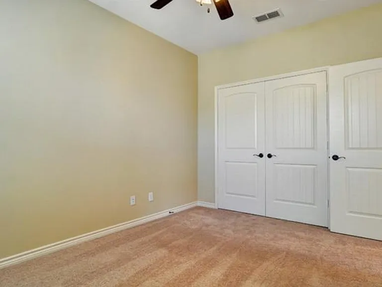 College Ave Apartments — Photo 25