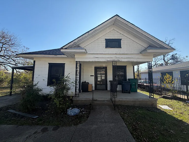 1230 E Davis Ave — Photo 1
