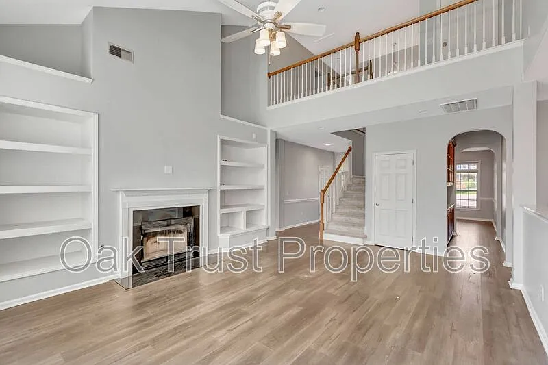 5 bed, 3.5 bath, 2900 sqft, $2,500 — Photo 4
