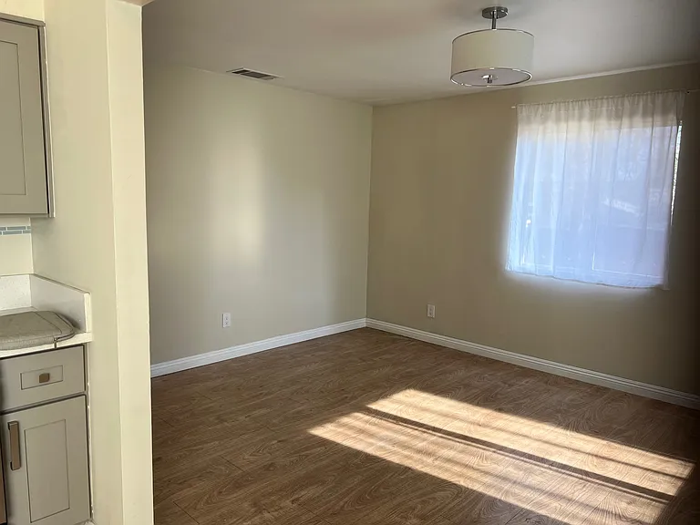 2118 N Marengo Ave — Photo 15