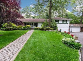 16 Linden Ln, East Norwich, NY 11732